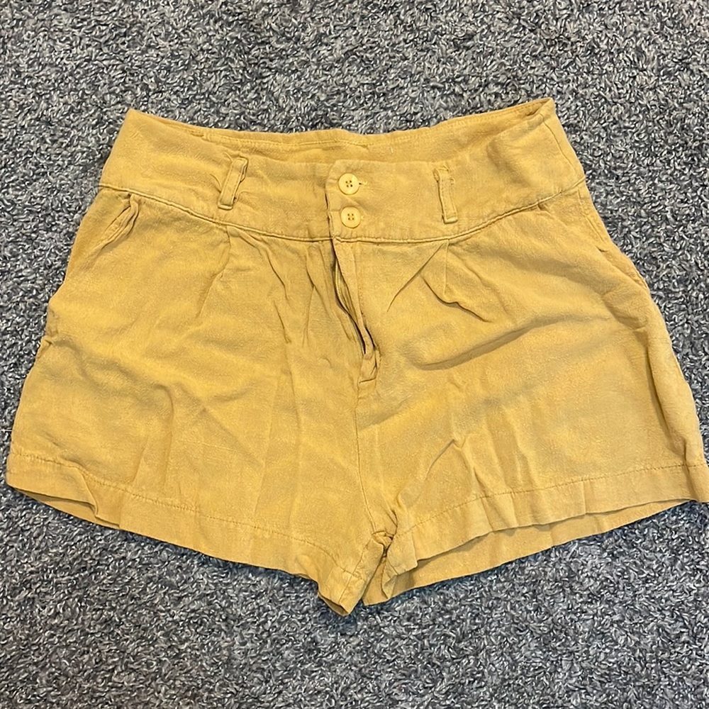 Soft yellow short